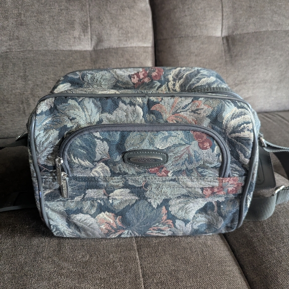 Vintage Jaguar Floral Tapestry Luggage Shoulder Bag Carry On Overnight. - Picture 1 of 4